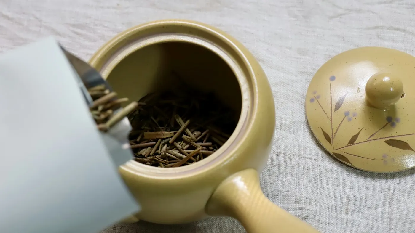 Feuilles de thé en vrac dans une théière en céramique (photo d'illustration)